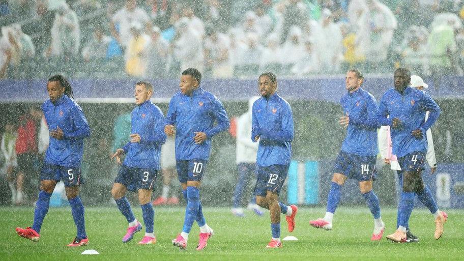 Cards, Conversations and Long Waits: What France and Iraq Did During Two-Hour World Cup Weather Delay