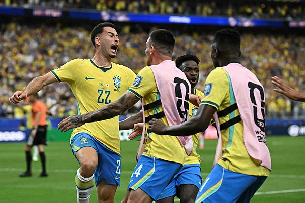 Brazil Strike Late to Reach World Cup Round of 16 at Japan's Expense