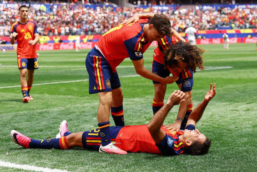 Spain Cruise Past Austria to Book Round of 16 Spot in Style
