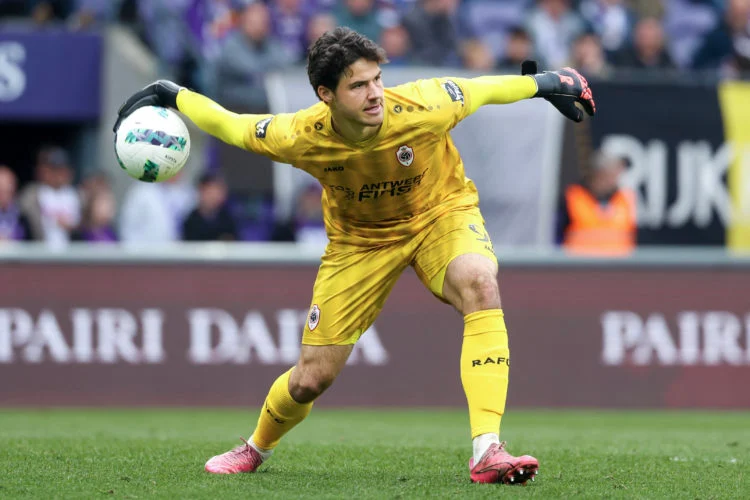 Man Utd Urged to Abandon Lammens Plan and Sign Proven No.1 Before Transfer Window Closes